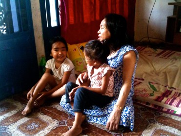 Ming Hing and her granddaughters